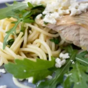 Wildlachs mit Spaghetti und Rucola